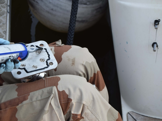 Enduire la plaque de fixation du Girofix de sikaflex pour assurer l'étanchéité. Nautisme Article