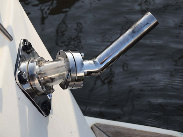 Mettre le Girofix en place en prenant la précaution d'enduire les vis de sikaflex pour éviter les entrées d'eau. Nautisme Article