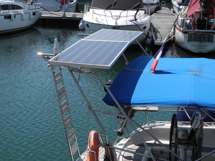 Panneaux solaires rigides fixes sur portique Nautisme Article