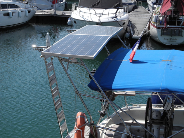 Panneaux solaires rigides fixes sur portique Nautisme Article