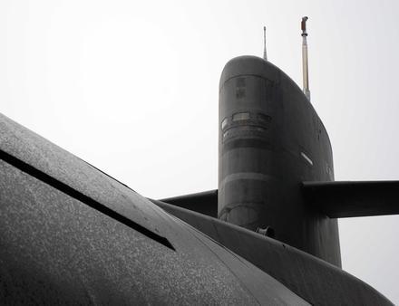 L'imposante coque noir et son massif Nautisme Article
