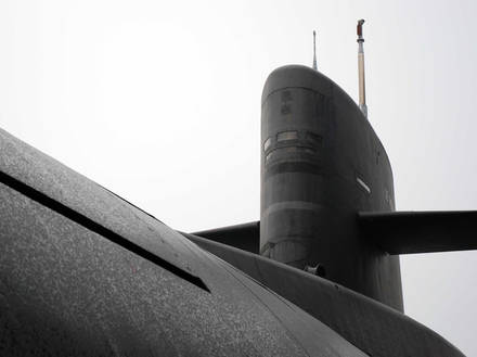 L'imposante coque noir et son massif L'imposante coque noir et son massif