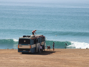 The Commodore Hostel, auberge de surf itinérante... dans un car scolaire !