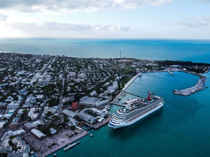 Bataille autour des navires de croisière sur l'île paradisiaque de Key West, en Floride
