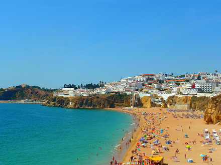 Albufeira est réputée pour sa vie nocture, sa marina, ses plages mais également son centre historique et ses rues étroites bordées de maisons blanches...