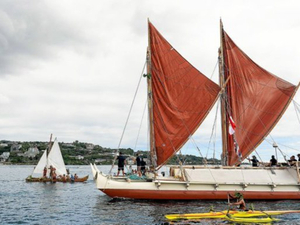  Une pirogue traditionnelle à voile relie Hawaï à Tahiti grâce aux étoiles