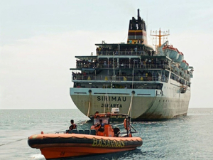  Indonésie: un ferry échoué sur des hauts fonds avec plus de 800 personnes à bord