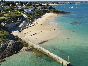  En baie de Lancieux, la mer monte et reprend en partie ses droits