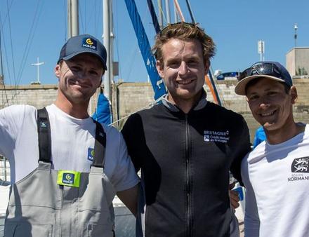 Tom Laperche sur la plus haute marche du podium, suivi de Loïs Berrehar et Guillaume Pirouelle Nautisme Article