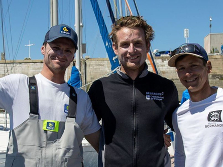 Tom Laperche sur la plus haute marche du podium, suivi de Loïs Berrehar et Guillaume Pirouelle Nautisme Article