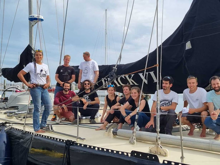 Marie Tabarly à la barre de Pen Duick VI Marie Tabarly à la barre de Pen Duick VI