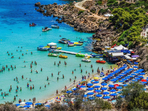 La Grèce et Chypre suspendent le port du masque pour la saison touristique