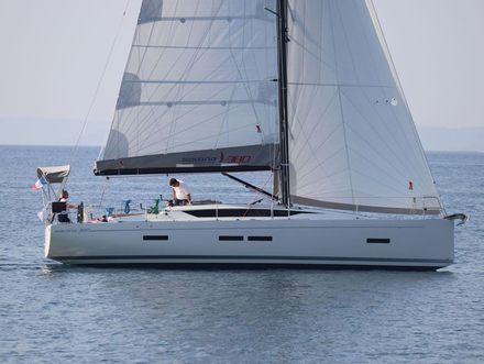 Génois sur enrouleur sur le Salona 380