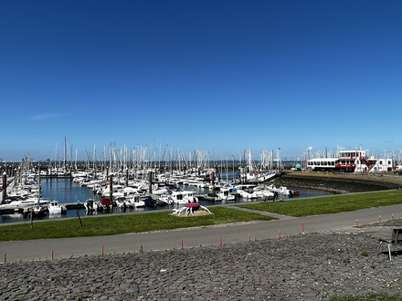 Le port de Breskens et son club-house à droite Le port de Breskens et son club-house à droite
