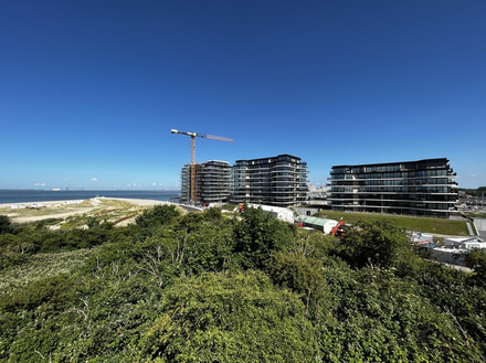 Les nouvelles r&eacute;sidences masquent le port mais constituent un amer remarquable