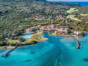 L'hôtel Cala di Volpe en Sardaigne s'offre un nouveau style chic et bohème