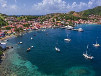 Naviguer d'îles en îles dans l'archipel de...