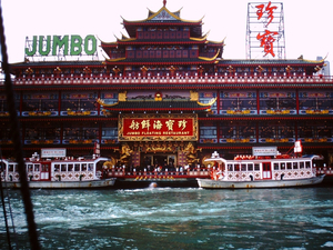 Le célèbre restaurant flottant Jumbo de Hong Kong chavire en mer de Chine