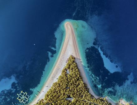 Plage de Zlatni Rat située à Bol sur l'île de Brac Nautisme Article