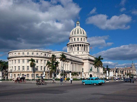 Ne manquez pas le Capitole National, qui abrite en son centre le kilomètre zéro de Cuba Ne manquez pas le Capitole National, qui abrite en son centre le kilomètre zéro de Cuba