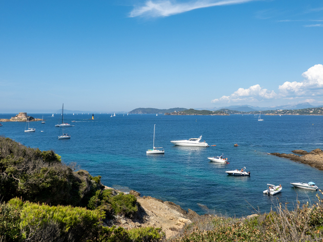 Bateaux au mouillage Nautisme Article