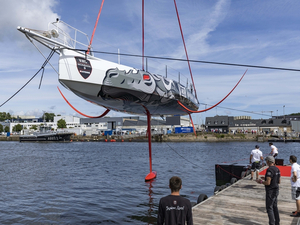 Mise à l'eau de V and B – Monbana – Mayenne à Concarneau