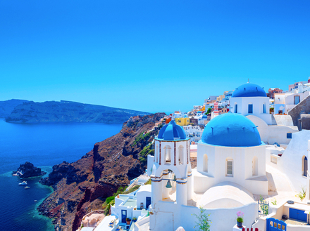 Les célèbres coupoles bleues de Santorin