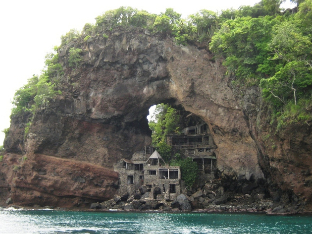Bequia compte également un hébergement unique : Moonhole Nautisme Article