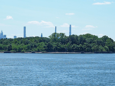 North Brother Island depuis Barretto Point Park dans le Bronx