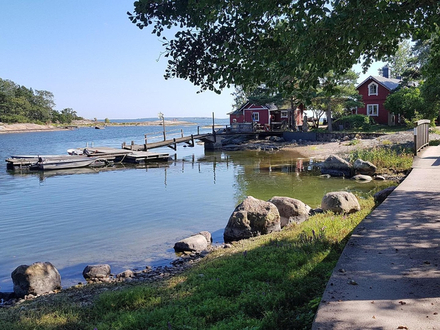 Pihlajasaari, l'île préférée des Helsinkiens, desservie quotidiennement par un bac effectuant des allers-retours réguliers depuis la capitale Pihlajasaari, l'île préférée des Helsinkiens, desservie quotidiennement par un bac effectuant des allers-retours réguliers depuis la capitale