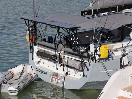 Panneaux solaires et hydrogénérateur sur RM 13.70 Panneaux solaires et hydrogénérateur sur RM 13.70