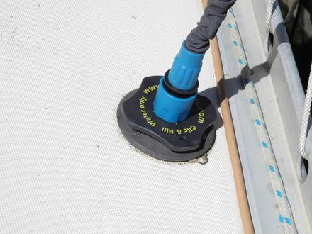 Clic & Fill est un adaptateur qui vient se visser sur le nable de remplissage. Clic & Fill est un adaptateur qui vient se visser sur le nable de remplissage.