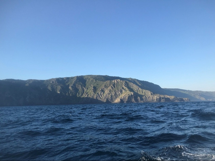 Les hautes falaises à l'approche du Cap Ortegal : parfaites pour réfléchir la houle et modifier le champ de vent.