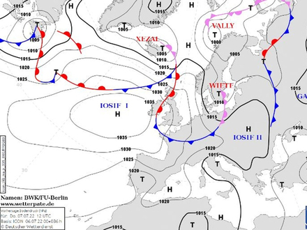 La dépression Madrilène (T) s'installe, le gradient de pression se resserre au nord de l'Espagne. Ça va ventiler fort d'Est sur la Galice !