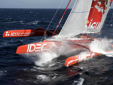 Le trimaran Idec 2 dessin&eacute; par Nigel Irens