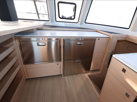 Ensemble réfrigérateur et conservateur à tiroirs sur le Nautitech 44 Open