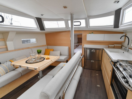 Réfrigérateur dans l'axe sur l'Ovni 400, pour que rien ne tombe à la gîte