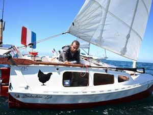 Retour en France du navigateur Yann Quénet après un tour du monde sur un voilier de 4m