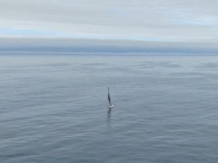L'iImoca Medallia dans une pétole inhabituelle au large de l'Ecosse