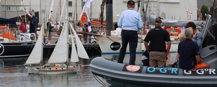 Don McIntyre menant ?Suhaili? à la victoire. 