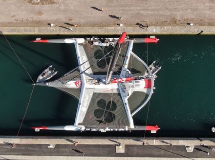 Le trimaran Actual, 23mètres de large dans le sas de Saint-Malo (25m) Le trimaran Actual, 23mètres de large dans le sas de Saint-Malo (25m)