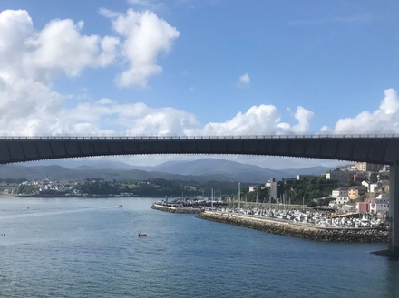 Le Viaduc de Ribadeo. Au fond Castropol, à droite la marina de Porcillan. Le Viaduc de Ribadeo. Au fond Castropol, à droite la marina de Porcillan.