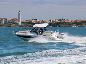 Flyer 8 de BENETEAU : en version SUNdeck et SPACEdeck, pour toutes les envies