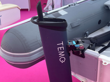 TEMO·1000 est livrée avec une chaise de fixation universelle et multi-réglages pour permettre au moteur d'adapter sa hauteur sur n'importe quel tableau arrière.