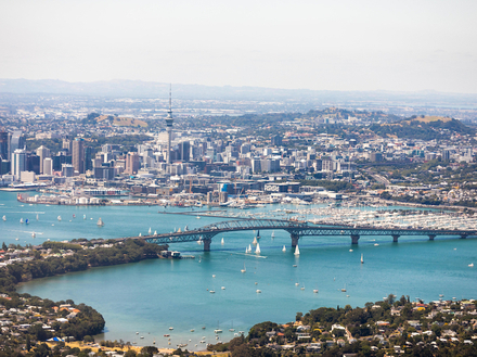 Auckland a toujours fait partie du parcours de la Whitbread depuis la deuxième édition en 1977. Auckland a toujours fait partie du parcours de la Whitbread depuis la deuxième édition en 1977.