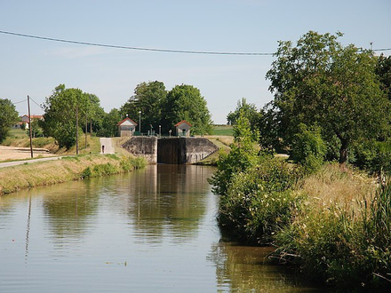Passage d'écluse  à proximité de Chalon-sur-Saône