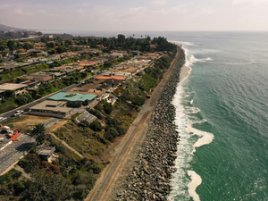 Voies ferrées, villas, plages... En Californie, l'océan avale la côte