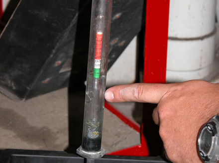 Sur une batterie ouverte : possibilité de vérifier le niveau de l'électrolyte Sur une batterie ouverte : possibilité de vérifier le niveau de l'électrolyte