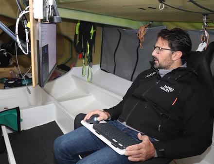 Yoann Richomme à l'intérieur de son Class40, dans le siège baquet qu'il n'a pas prévu de beaucoup quitter sur cette Route du Rhum - Nautisme Article