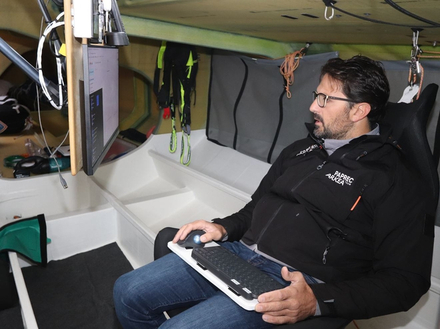 Yoann Richomme à l'intérieur de son Class40, dans le siège baquet qu'il n'a pas prévu de beaucoup quitter sur cette Route du Rhum - 